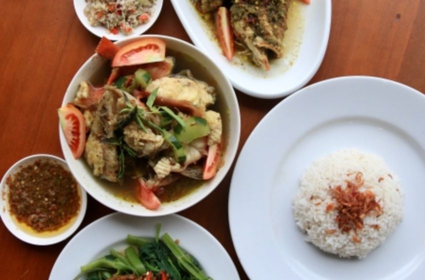  Nikmatnya Menyantap Ikan Nyat-nyat dengan Pemandangan Sawah di Warung Beji Mesari