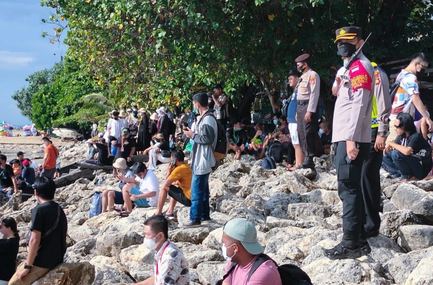  Kunjungan Wisatawan Meningkat Polsek Densel Siagakan Personil Disepanjang Pantai Sanur