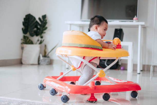  Mengajari Anak Berjalan, Tak Perlu dengan Baby Walker