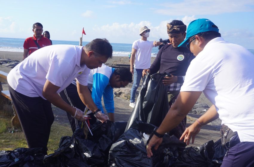  Bersih – bersih Pantai Tangtu, Relawan Pegawai PLN Berhasil Kumpulkan Ratusan Kilogram Sampah Plastik