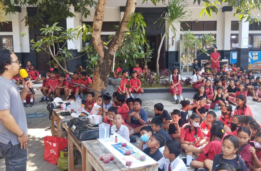  Siswa SD 12 Jimbaran Simak Edukasi Olah Minyak Jelantah Jadi Lilin