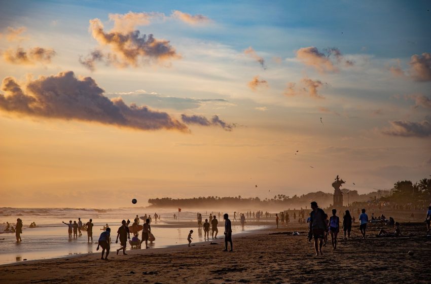  Nikmati Weekend, Simak Aktivitas yang Bisa Dilakukan di Pantai Seminyak