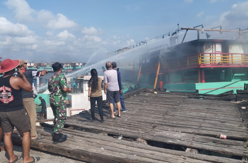  Kapal Ikan Terbakar di Pelabuhan Benoa, Pelindo Gerak Cepat Padamkan