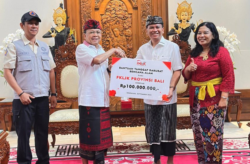 OJK DAN FKLJK PROVINSI BALI SERAHKAN DONASI BENCANA BANJIR DI BALI