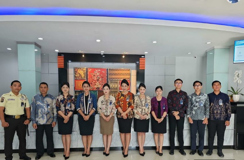 Insan BRILiaN BRI Region 17/Denpasar Kenakan Batik dalam Peringatan Hari Batik Nasional