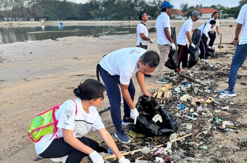 PLN UP3 Bali Selatan Gelar Aksi Bersih Sampah Plastik di Pantai Mertasari