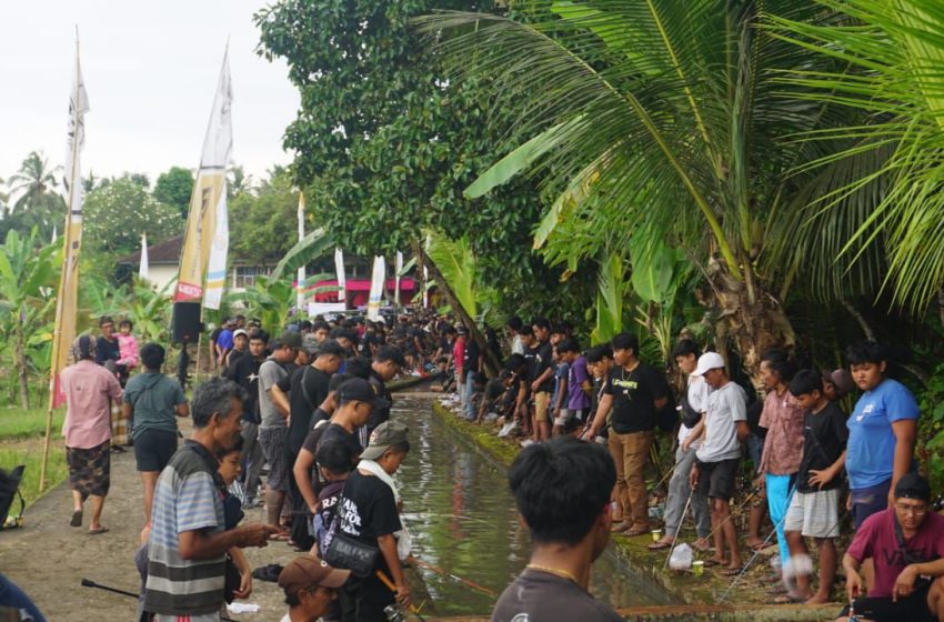  Desa Adat Bengkel-Tabanan Gelar Lomba Mancing Air Deras